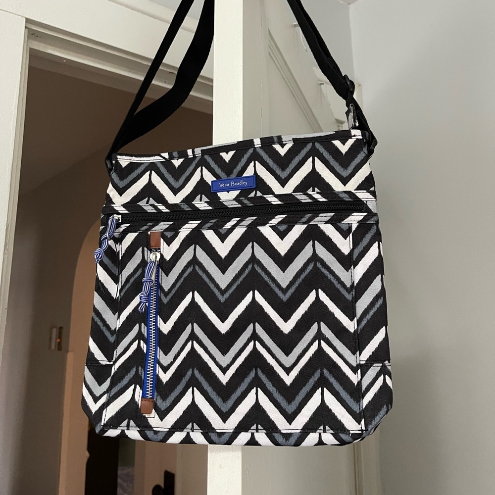 Never Used Vera Bradley Purse with magnet clasp and multiple pockets